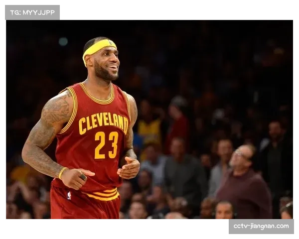 特写：伤愈复出的里斯-詹姆斯在进球后指向队徽